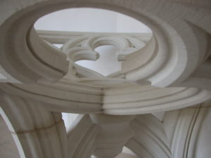 table-gothique-pierre-chef-oeuvre-compagnon